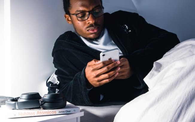 Celulares e redes sociais contribuem para a insônia