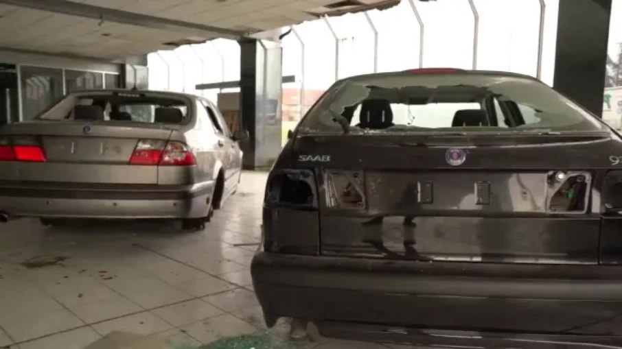 Carros da Saab em estado de abandono