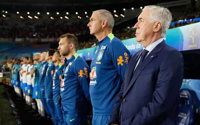 Carlo Ancelotti e comissão antes de partida contra o Chile