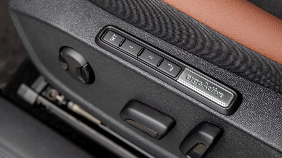 Bancos dianteiros ergoActive do ID.4 têm ajustes elétricos, memória, aquecimento e função de massagem Bancos dianteiros ergoActive do ID.4 têm ajustes elétricos, memória, aquecimento e função de massagem