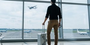 Seguro viagem do cartão: o que Mastercard, Visa e Elo cobrem