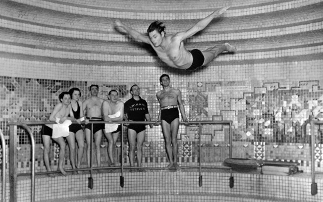 O nadador americano Johnny Weissmuller em foto de arquivo tirada na Normandia