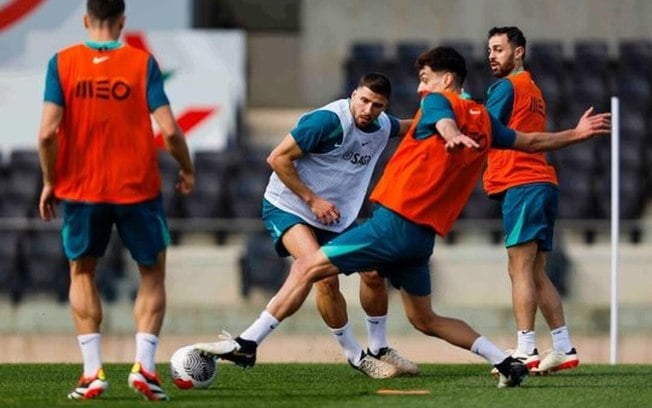 Times com e sem colete durante treino da Seleção Brasileira nesta quarta