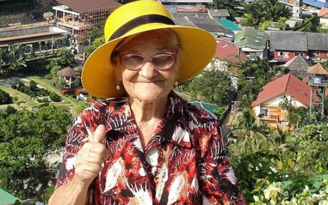 A velhinha Baba Lena já passou por muitos lugares do mundo, como a Tailândia, e pretende continuar viajando