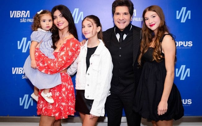 Daniel recebe a esposa e as 3 filhas, alem de Adriane Galisteu com a mãe em show de Dia das Mães