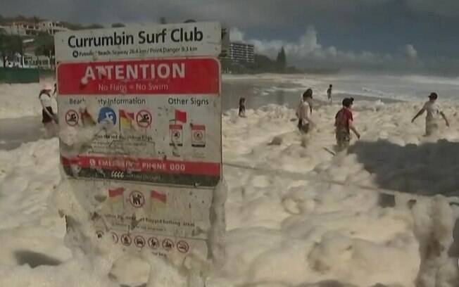 Crianças curtem ondas de espuma na Austrália