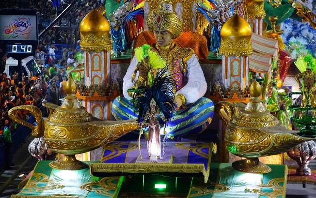 Um dos carros da Mocidade com lâmpadas mágicas e muito dourado