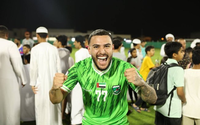 Saymon Cabral celebra acesso à elite do futebol dos Emirados Árabes - Foto: Divulgação / Al Orooba Saymon Cabral celebra acesso à elite do futebol dos Emirados Árabes - Foto: Divulgação / Al Orooba