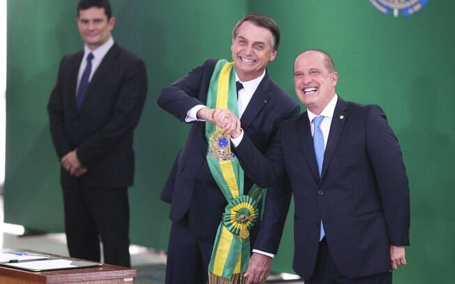 Bolsonaro ao lado de seu ministro da Casa Civil, Onyx Lorenzoni, que coordenou governo de transição