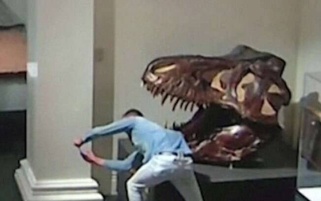 Paul Kuhn foi flagrado posando para uma selfie com esqueleto de dinossauro no Museu Australiano