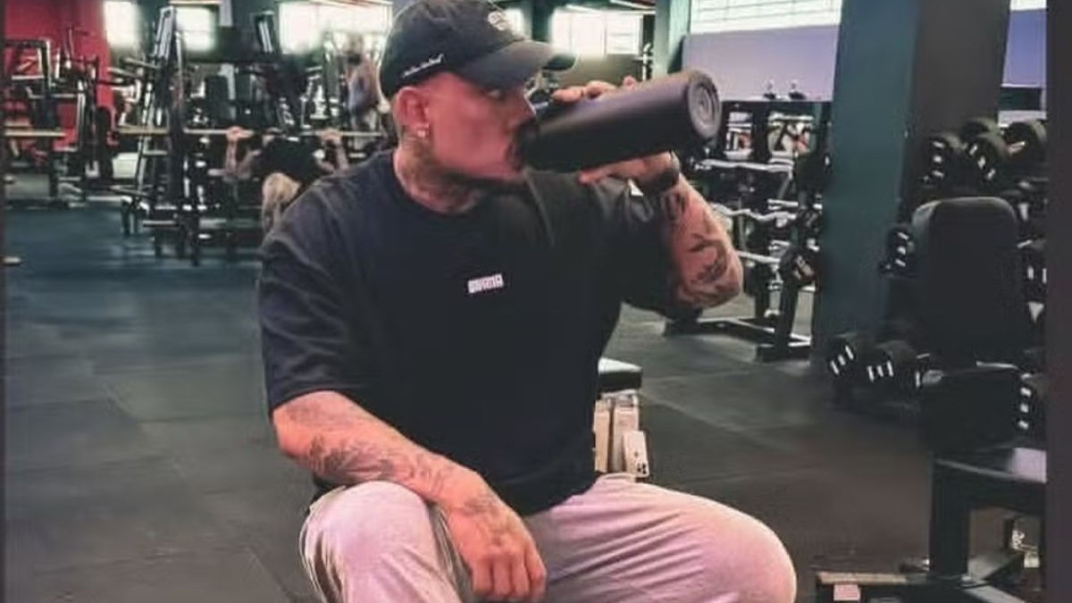 MC Binn rebate cobrança sobre fotos sem camisa: "Sou gordo"