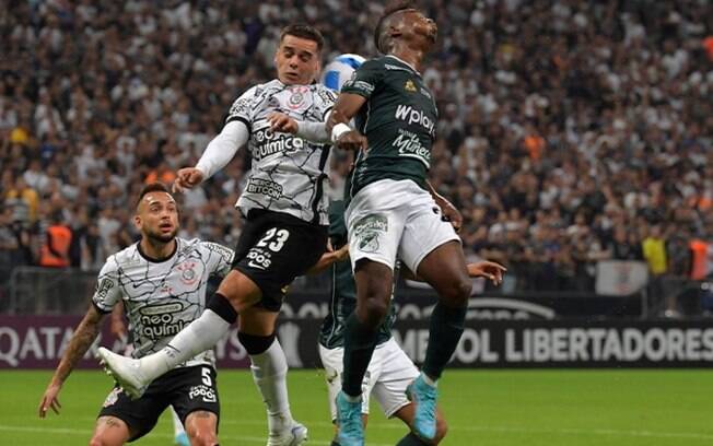 Com gol contra bizarro, Corinthians vence o Deportivo Cali e respira na Libertadores