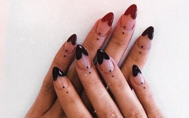 4 ideias de unhas escuras decoradas para se inspirar