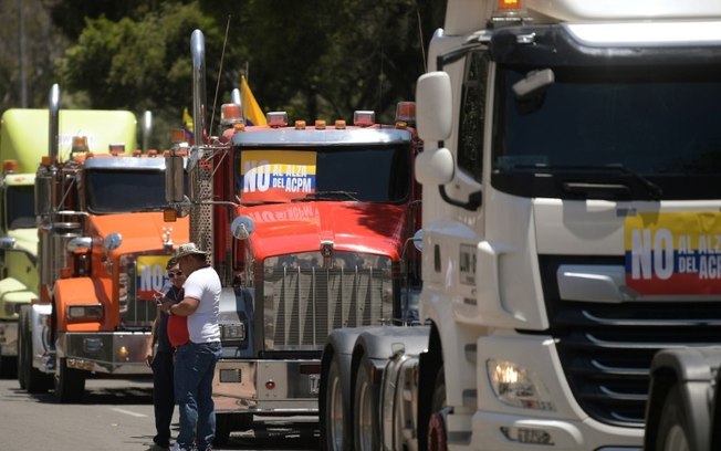 Caminhoneiros participam de um protesto contra o aumento dos preços dos combustíveis em Bogotá, em 30 de agosto de 2024