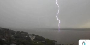 Raio atinge o Rio Uruguai durante temporal na fronteira do RS