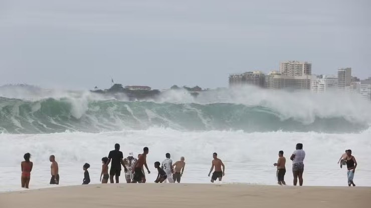 Ciclone traz ressaca e chuva ao fim de semana no Rio de Janeiro