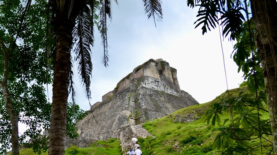 Xunantunich, sítio arqueológico com ruínas maias em Belize
