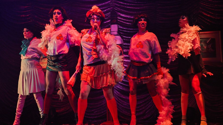 “Bodrags Futebol Bar” celebra diversidade unindo cultura drag e paixão nacional em comédia “Bodrags Futebol Bar” celebra diversidade unindo cultura drag e paixão nacional em comédia