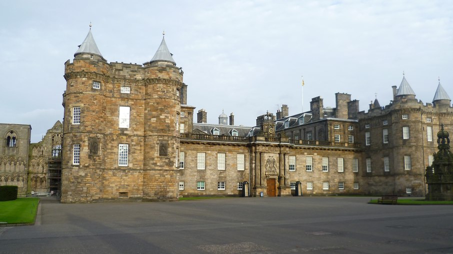 Construído no século XII como um mosteiro, Holyroodhouse é o centro da política escocesa há séculos e endereço da família real em Edimburgo 