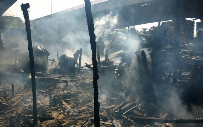 Cerca de 15 moradias foram atingidas pelo incêndio, além de pallets que estavam acomodados sob a ponte Jaguaré