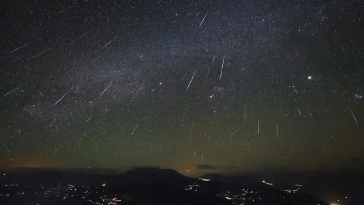 Chuvas de meteoros ocorrem quando a Terra atravessa regiões do espaço onde há resíduos de matéria sólida deixados por cometas ou asteroides Chuvas de meteoros ocorrem quando a Terra atravessa regiões do espaço onde há resíduos de matéria sólida deixados por cometas ou asteroides