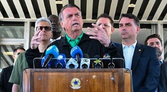Bolsonaro%20defende%20Eduardo%20nos%20EUA%3A%20%22Se%20vier%20para%20c%C3%A1%2C%20est%C3%A1%20preso%22