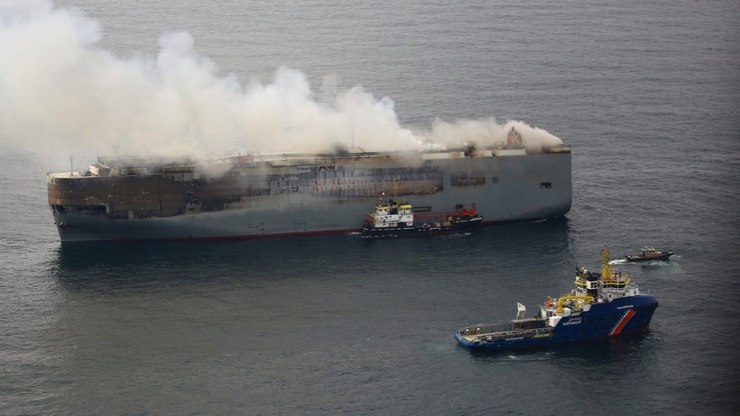Navio%20com%203%20mil%20carros%20pega%20fogo%20no%20Oceano%20Pac%C3%ADfico%20e%20%C3%A9%20abandonado%20