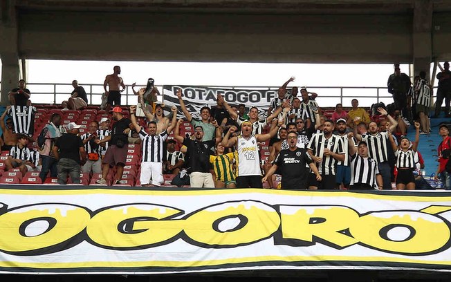 Torcida do Botafogo não pôde acompanhar o jogo até o fim, em Barranquilla