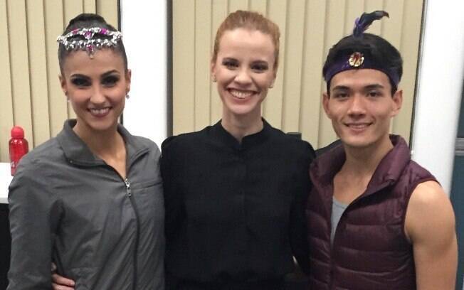 Flavia Viana com os bailarinos da SPCD, Yoshi Suzuki e Thamires
