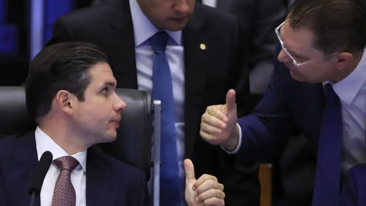 O presidente Hugo Motta (Republicanos) conversa com parlamentares durante sessão O presidente Hugo Motta (Republicanos) conversa com parlamentares durante sessão