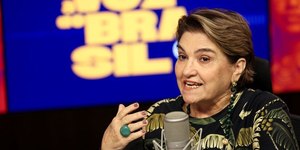 Campanha "Se liga ou eu ligo 180" orienta mulheres na folia