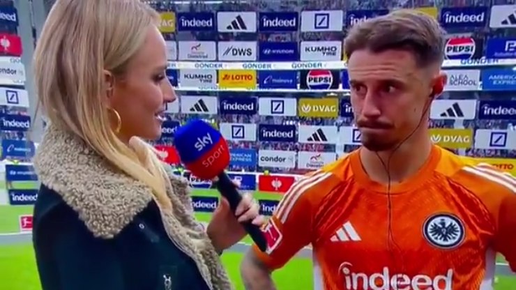 Troca de camisa gera gafe com capitão do Werder Bremen na TV