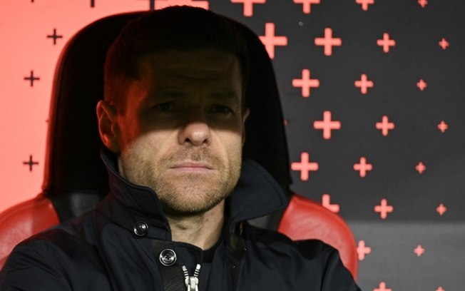 O técnico do Bayer Leverkusen, Xabi Alonso, no banco durante a partida da Bundesliga contra o Bayern de Munique em Leverkusen, em 15 de fevereiro de 2025 O técnico do Bayer Leverkusen, Xabi Alonso, no banco durante a partida da Bundesliga contra o Bayern de Munique em Leverkusen, em 15 de fevereiro de 2025