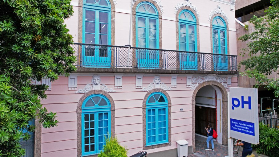 Caso de racismo termina em confusão em colégio pH