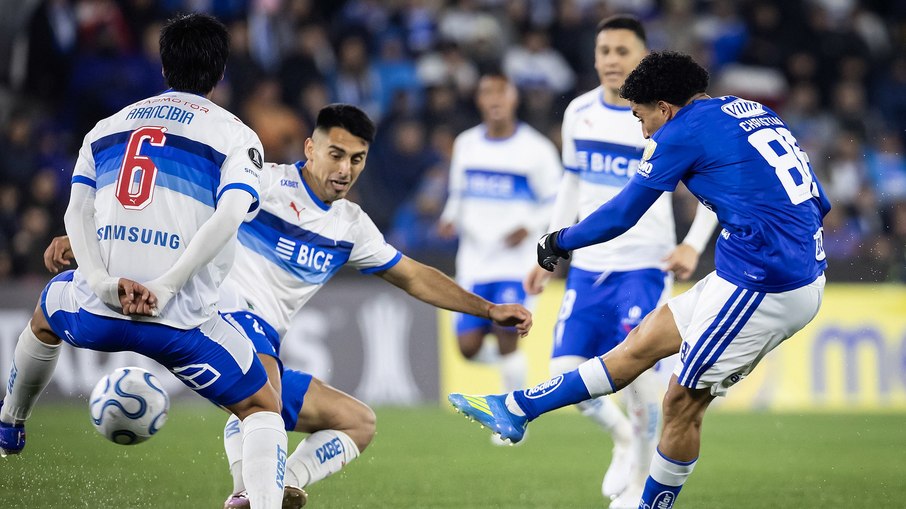 Com 1 a menos, Cruzeiro empata confronto direto com a Católica
