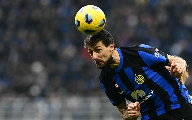 Francesco Acerbi em ação com a camisa da Inter de Milão - Foto: Gabriel Bouys/AFP via Getty Images