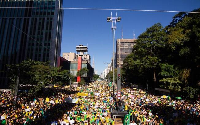 Manifestantes ocupam duas faixas na Avenida Paulista, em São Paulo