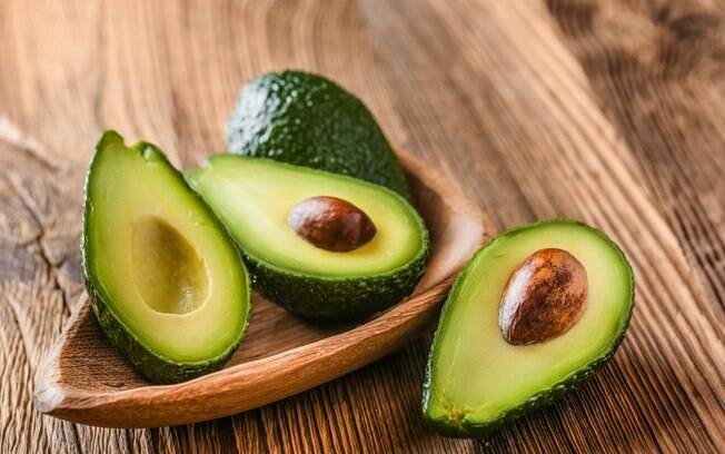 Comum em vitaminas e pratos da culinária mexicana, abacate também ajuda a diminuir o colesterol