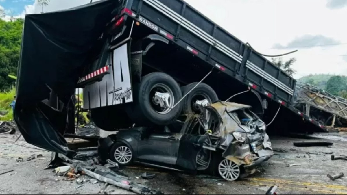 Carro de passeio entrou embaixo de carreta envolvida no acidente