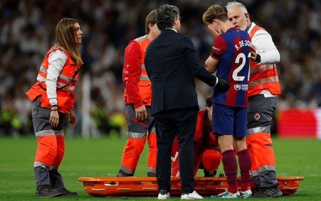 O meio-campista holandês do Barcelona Frenkie de Jong recebeu atendimento médico durante o jogo de LaLiga contra o Real Madrid, no Santiago Bernabéu, em Madri, em 21 de abril de 2024