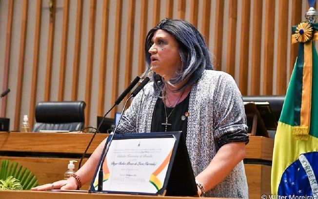 Apresentadora Carmela se torna cidadã-honorária de Brasília