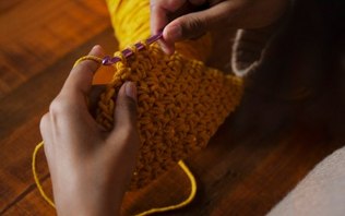 Curso promete ensinar crochê do zero e virar fonte de renda