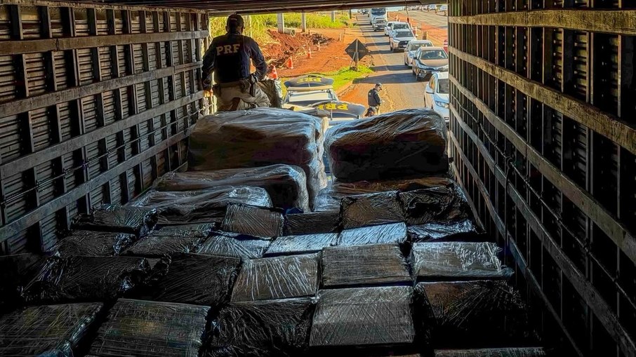 Homem é preso com mais de 4 toneladas de maconha no Paraná Homem é preso com mais de 4 toneladas de maconha no Paraná