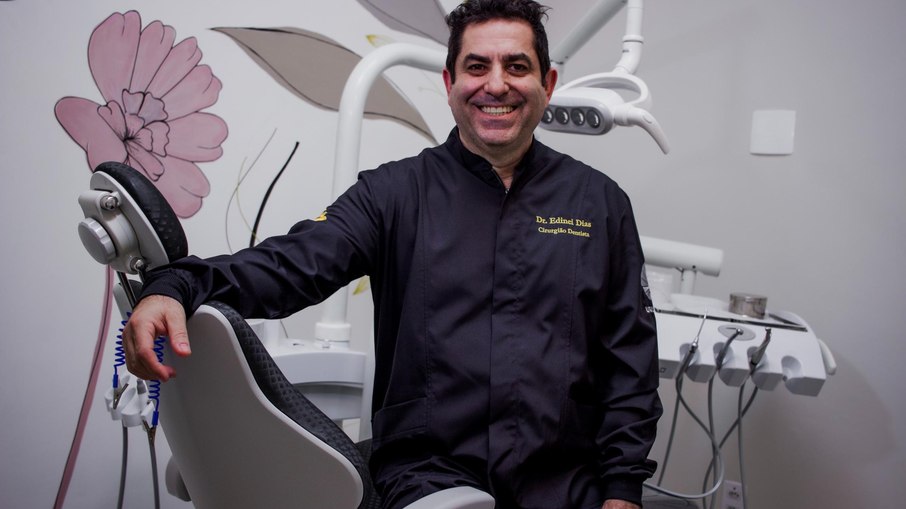 O cirurgião-dentista Edinei da Silva, formado pela Unicamp, atua na área de saúde pública e clínica particular