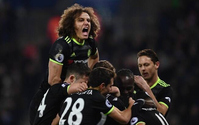 David Luiz vive ótima fase no Chelsea e foi eleito melhor defensor do Inglês