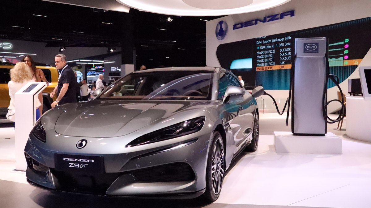 Denza Z9 GT no estande da marca no Salão do Automóvel de 2025