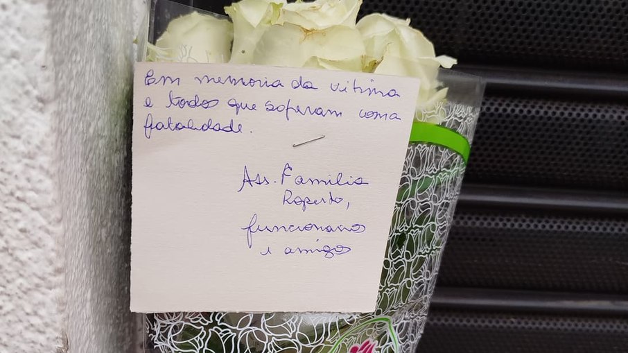 Bilhete e flores em homenagem às vítimas Bilhete e flores em homenagem às vítimas