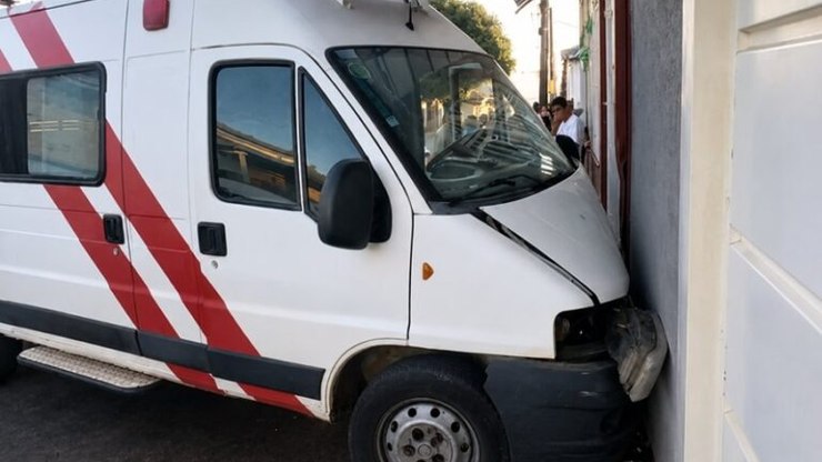Adolescente em surto foge de hospital usando ambulância municipal