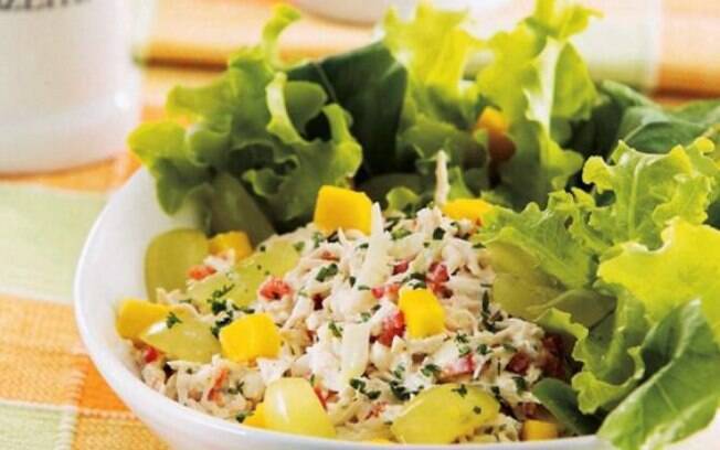 A salada tropical pode ser feita com inúmeros tipos de frutas, basta escolher as suas favoritas!