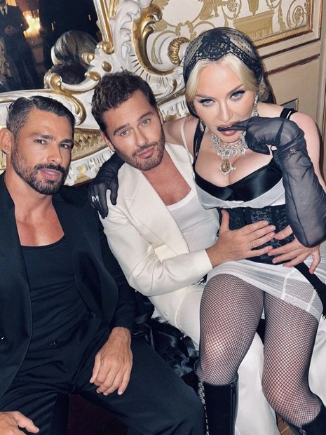 Madonna posta foto com Cauã Reymond